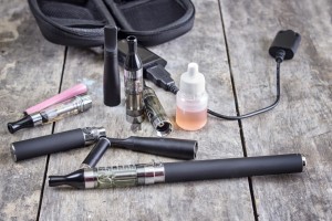 E-cigaretter og e-juice på træplanker